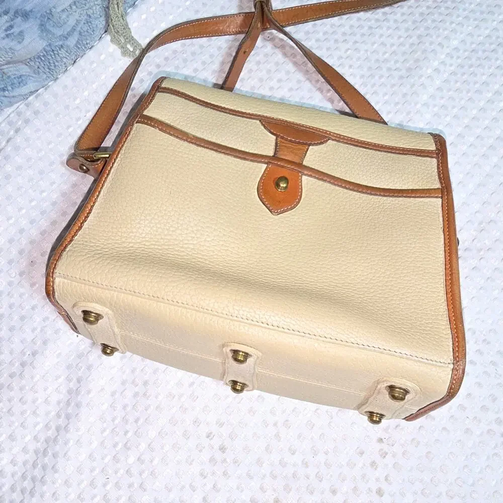 VINTAGE DOONEY BOURKE ALL WEATHER LEATHER ESSEX CROSSBODY BAG - Picture 4 of 8